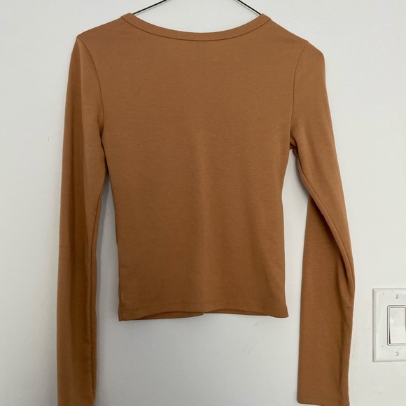 Front cutout crop top - Picture 3 of 3